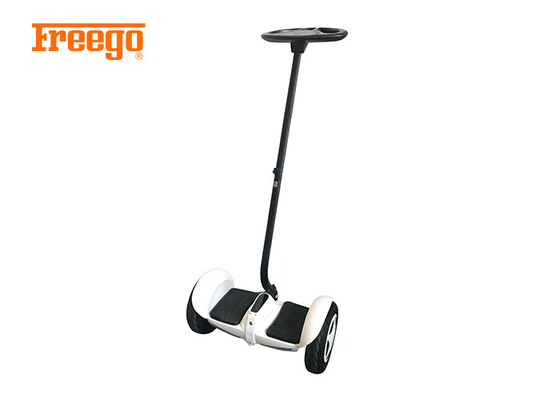 O auto elegante que equilibra o &quot;trotinette&quot; motorizado, levanta-se o &quot;trotinette&quot; de duas rodas