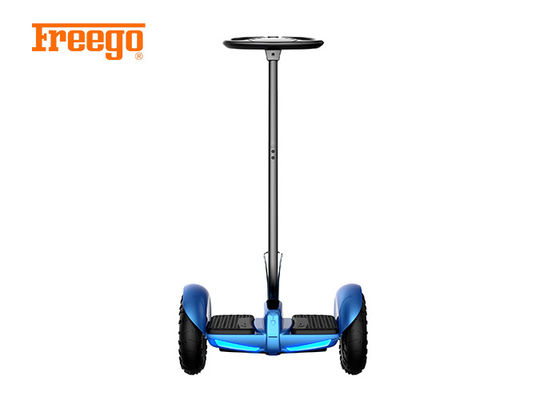 O auto elegante que equilibra o &quot;trotinette&quot; motorizado, levanta-se o &quot;trotinette&quot; de duas rodas