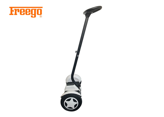 O auto elegante que equilibra o &quot;trotinette&quot; motorizado, levanta-se o &quot;trotinette&quot; de duas rodas